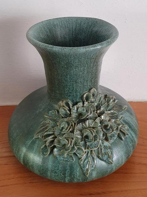 Groene handgemaakte vaas van keramiek met bloemen, gemerkt, Antiek en Kunst, Antiek | Vazen, Ophalen of Verzenden