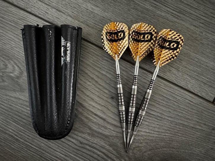 Dartpijlen - flights - shafts - hoesjes, Sport en Fitness, Darts, Zo goed als nieuw, Pijlen, Ophalen of Verzenden