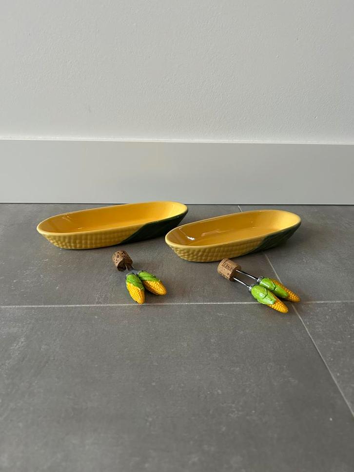 Twee mooie schaaltjes voor maïskolf plus prikkers te koop, Huis en Inrichting, Keuken | Servies, Zo goed als nieuw, Schaal of Schalen