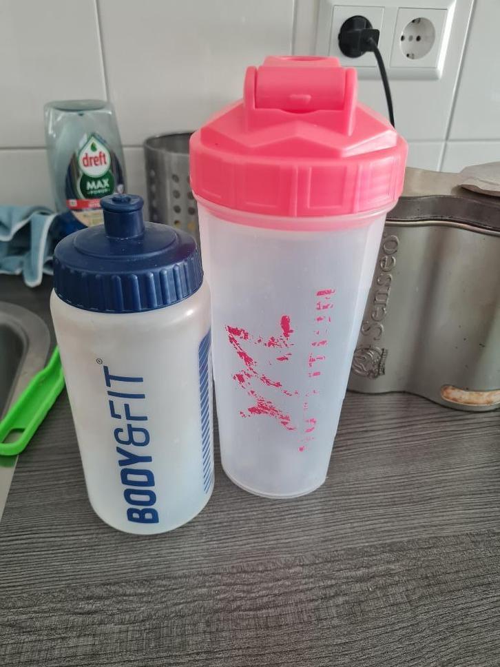2 diverse bidonflessen., Sport en Fitness, Wielrennen, Zo goed als nieuw, Overige typen, Ophalen