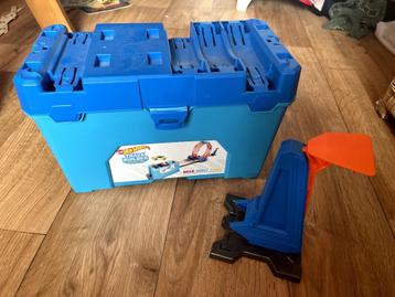 hot wheels track builder doos + 2 auto's  beschikbaar voor biedingen