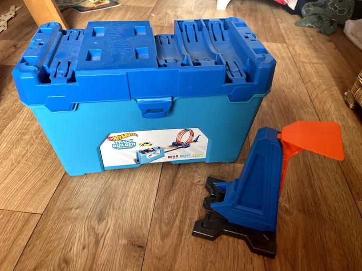 hot wheels track builder doos + 2 auto's, Kinderen en Baby's, Speelgoed | Racebanen, Gebruikt, Racebaan, Handmatig, Hot Wheels