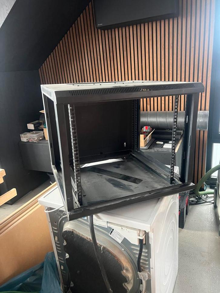 9U Patchkast - Ideaal voor netwerkapparatuur, Computers en Software, Serverkasten, Gebruikt, Geperforeerd, Plaatstaal, Ophalen