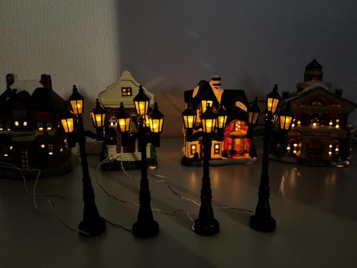 Kerstdorp (8 huisjes + verlichting en lantaarns), Diversen, Kerst, Zo goed als nieuw, Ophalen