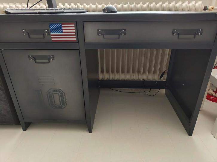 Bureau voor tiener zwart metaal, Huis en Inrichting, Bureaus, Zo goed als nieuw, Ophalen