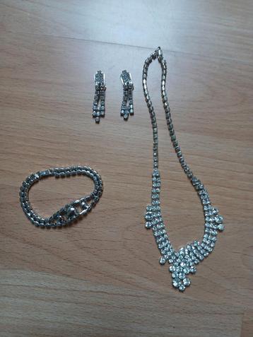 Sieraden set bestaande uit ketting, armband en oorbellen beschikbaar voor biedingen