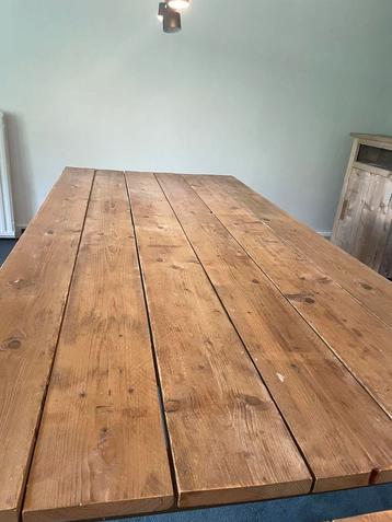 Houten tafel beschikbaar voor biedingen