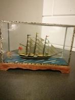 PRACHTIGE MINIATUUR BOOTJES IN VITRINE 23X15X7 CM TOPSTAAT, Schaalmodel, Verzenden, Zeilboot, Zo goed als nieuw