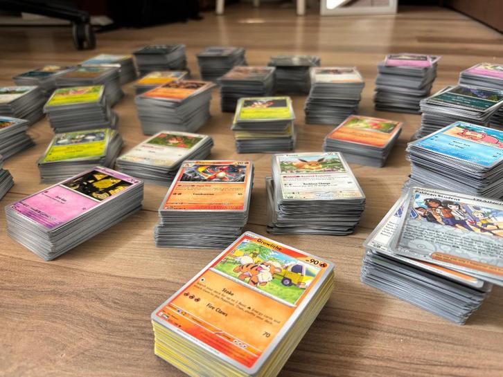 100 Pokémon kaarten incl. 10 glimmende kaarten €7,99, Hobby en Vrije tijd, Verzamelkaartspellen | Pokémon, Zo goed als nieuw, Meerdere kaarten