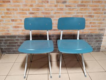 Twee stoelen  beschikbaar voor biedingen
