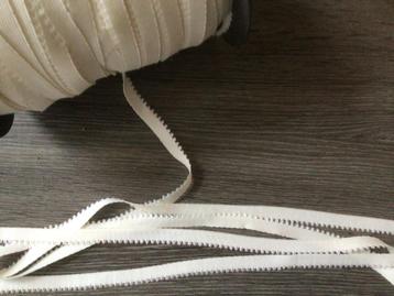  (nr 219) Aanbieding roomkleur lingerie elastiek 4 mtr €1,00 beschikbaar voor biedingen