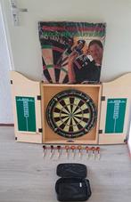 Te koop grote dartbord met kast en 3 sets pijlen, Ophalen of Verzenden, Nieuw, Dartbord