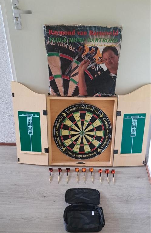 Te koop grote dartbord met kast en 3 sets pijlen, Sport en Fitness, Darts, Nieuw, Dartbord, Ophalen of Verzenden