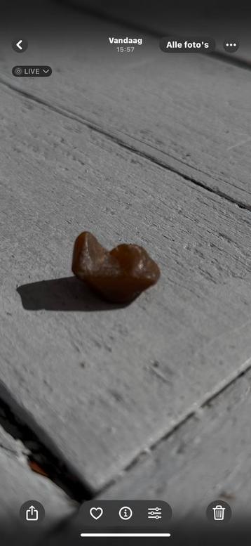 Mooie glimmende steen beschikbaar voor biedingen