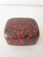 Kashmir India papier-maché rood/zwart lakdoosje. H3,5xB8 cm., Antiek en Kunst, Ophalen of Verzenden