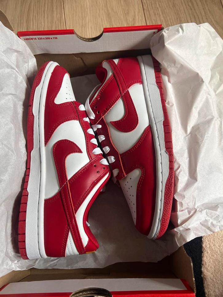 Nieuwe Nike Dunk Low - Limited Edition!, Kleding | Dames, Schoenen, Nieuw, Sneakers of Gympen, Rood, Ophalen