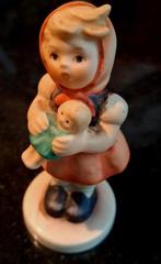 Hummel Goebel 'Mädchen mit Puppe - Girl with doll' beeldje,, Verzamelen, Beelden en Beeldjes, Ophalen of Verzenden, Zo goed als nieuw