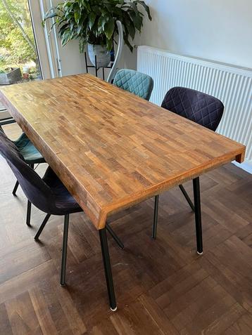 Eettafel van teakhout met zwarte poten beschikbaar voor biedingen
