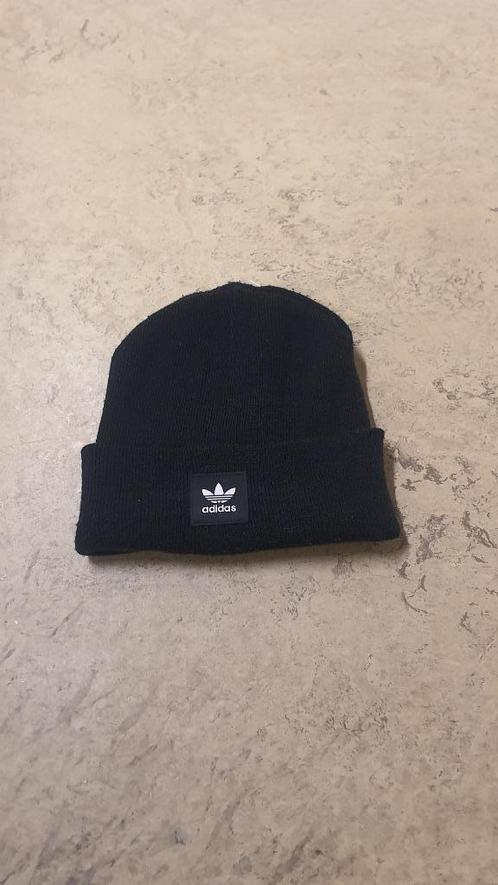 Zwarte Adidas Muts – Universele Maat – Goed, Kleding | Heren, Mutsen, Sjaals en Handschoenen, Zo goed als nieuw, Muts, Overige maten