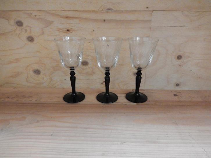 3 wijn glazen met zwarte voet – vintage – 14,4 cm hoog, Antiek en Kunst, Antiek | Glas en Kristal, Ophalen of Verzenden
