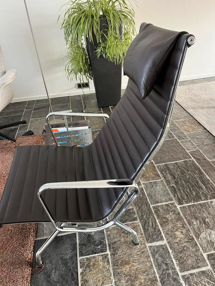 Design fauteuil Vitra Eames EA 124, Huis en Inrichting, Fauteuils, Zo goed als nieuw, Leer, 50 tot 75 cm, 75 tot 100 cm, Ophalen