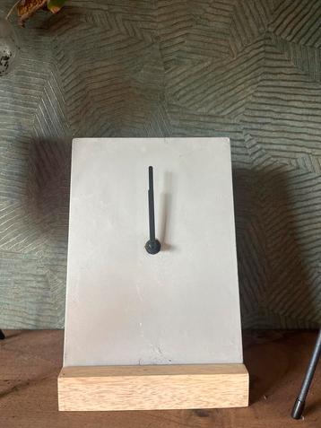 Betonnen Klok - LEEF - Tafelklok beschikbaar voor biedingen