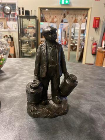 Bronzen Melkboer Beeldje beschikbaar voor biedingen