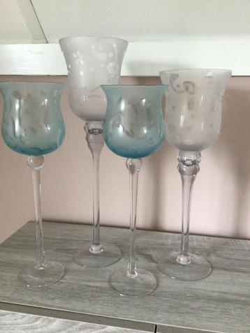 4 Hoge Kandelaars - Blauw & Wit Mat Glas beschikbaar voor biedingen