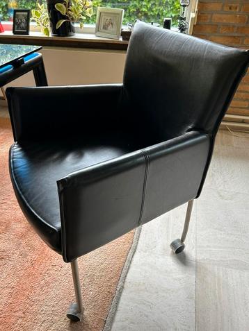 Eettafel stoelen van zwart leer met wieltjes beschikbaar voor biedingen