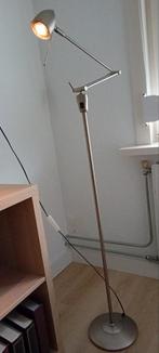 Stijlvolle verstelbare vloerlamp, Huis en Inrichting, Lampen | Vloerlampen, Ophalen of Verzenden, Zo goed als nieuw, Metaal, Modern
