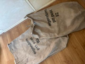 Oude postzakken beschikbaar voor biedingen