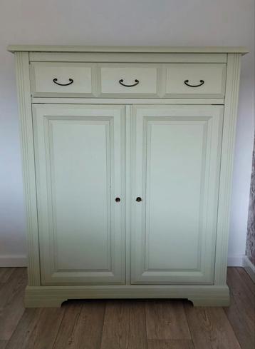 Mooie eiken kast met lades en deuren beschikbaar voor biedingen