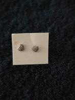 Te koop zilverkleurige hartjes oorbellen, knopjes., Overige materialen, Ophalen of Verzenden, Zo goed als nieuw, Knopjes of Stekers
