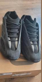 Yeezy 700 V3 mt 43 1/3, Kleding | Heren, Schoenen, Ophalen of Verzenden, Zo goed als nieuw, Zwart
