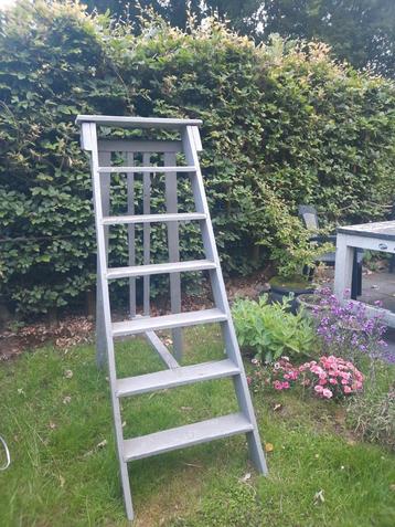grote vintage houten schilderstrap  beschikbaar voor biedingen