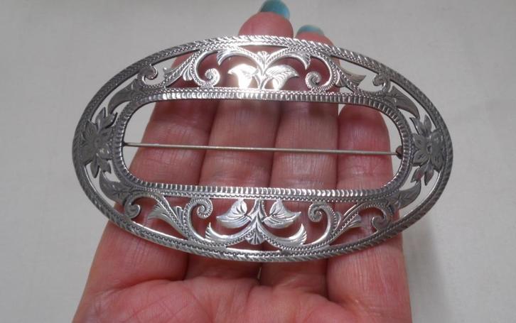 Antieke grote zilveren Engelse broche uit 1897 nr.825, Sieraden, Tassen en Uiterlijk, Antieke sieraden, Broche, Zilver, Verzenden