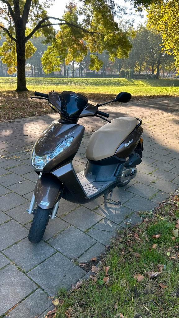Peugeot kisbee, Fietsen en Brommers, Scooters | Peugeot, Zo goed als nieuw, Overige modellen, Maximaal 25 km/u, Benzine, Ophalen