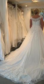 Trouwjurk met lange sleep maat 44, Ophalen of Verzenden, Zo goed als nieuw, Wit, Trouwjurk