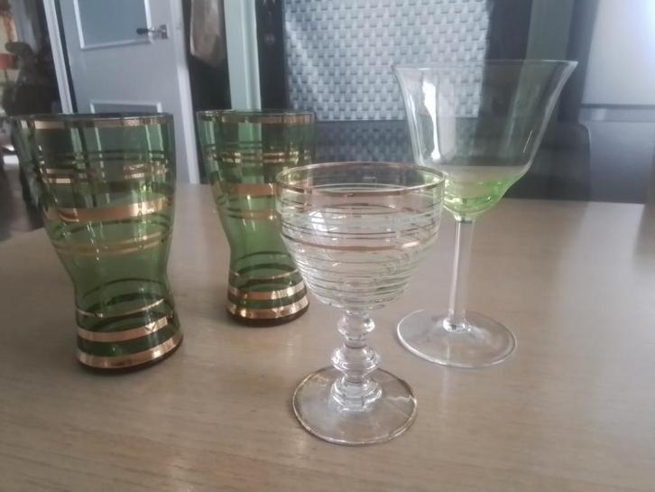 4 oude glazen met groen, Verzamelen, Glas en Borrelglaasjes, Zo goed als nieuw, Ophalen of Verzenden
