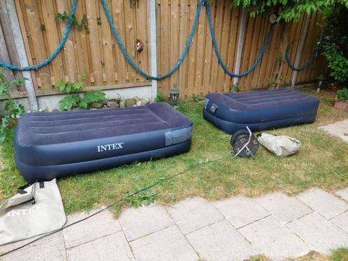 Twee eenpersoons luchtbedden van Intex / Electrische pomp, Caravans en Kamperen, Luchtbedden, Zo goed als nieuw, 1-persoons, Ingebouwde pomp