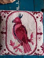 Vintage Geborduurde Kussen met Vogel, Ophalen of Verzenden, Gebruikt, Rood, Vierkant