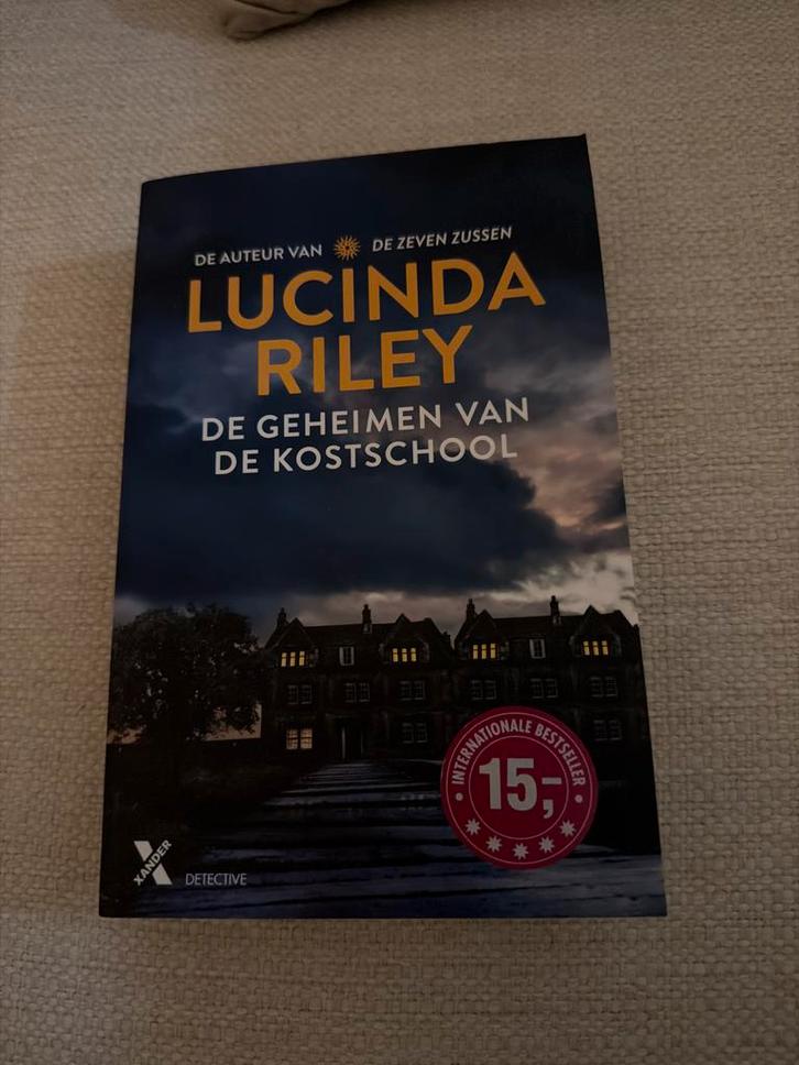 Lucinda Riley - De geheimen van de kostschool, Boeken, Detectives, Zo goed als nieuw, Tv-bewerking, Ophalen of Verzenden