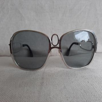 Retro Zonnebril met zilver montuur beschikbaar voor biedingen