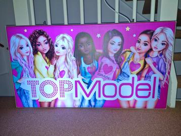 Super grote lichtbak van Top Models beschikbaar voor biedingen