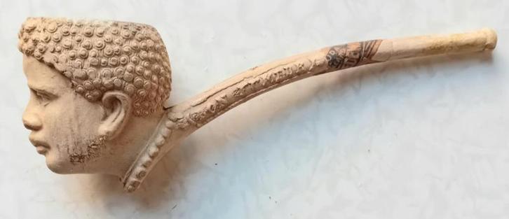 Kleipijp figuraal gezichtspijp afrikaanse man goedewaagen, Verzamelen, Rookartikelen, Aanstekers en Luciferdoosjes, Zo goed als nieuw