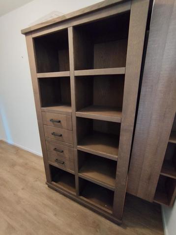 Taupe kleurige houten boekenkast