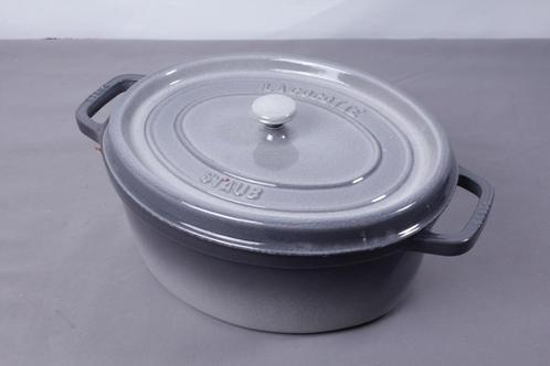 G007 Staub La Cocotte 27cm, Huis en Inrichting, Keuken | Potten en Pannen, Gebruikt, Koekenpan of Braadpan, Gietijzer, Inductieplaat
