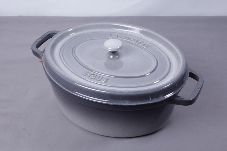 G007 Staub La Cocotte 27cm, Huis en Inrichting, Keuken | Potten en Pannen, Gebruikt, Koekenpan of Braadpan, Gietijzer, Inductieplaat