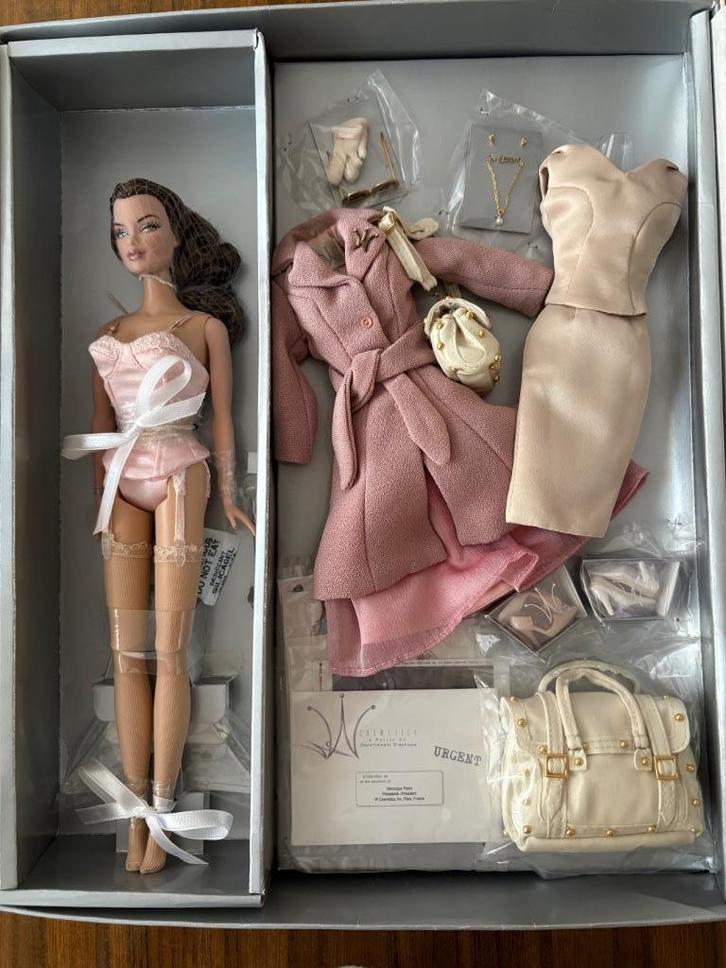 Fashion Royalty Véronique Perrin Plate Giftset NRFB, Verzamelen, Poppen, Nieuw, Fashion Doll, Ophalen of Verzenden