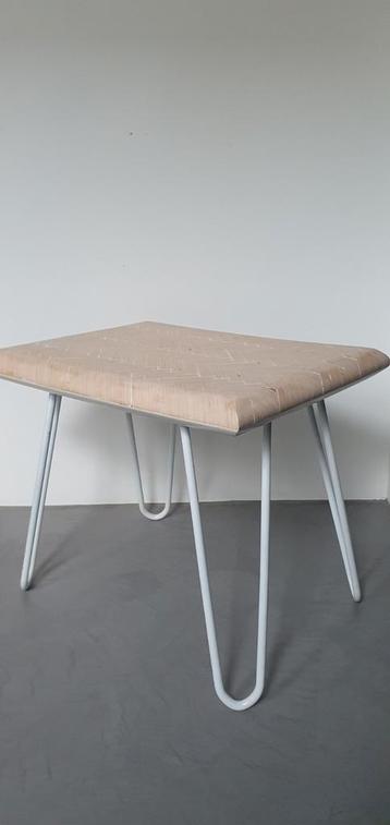 Uniek moderne bijzettafel/ design tafeltje beschikbaar voor biedingen